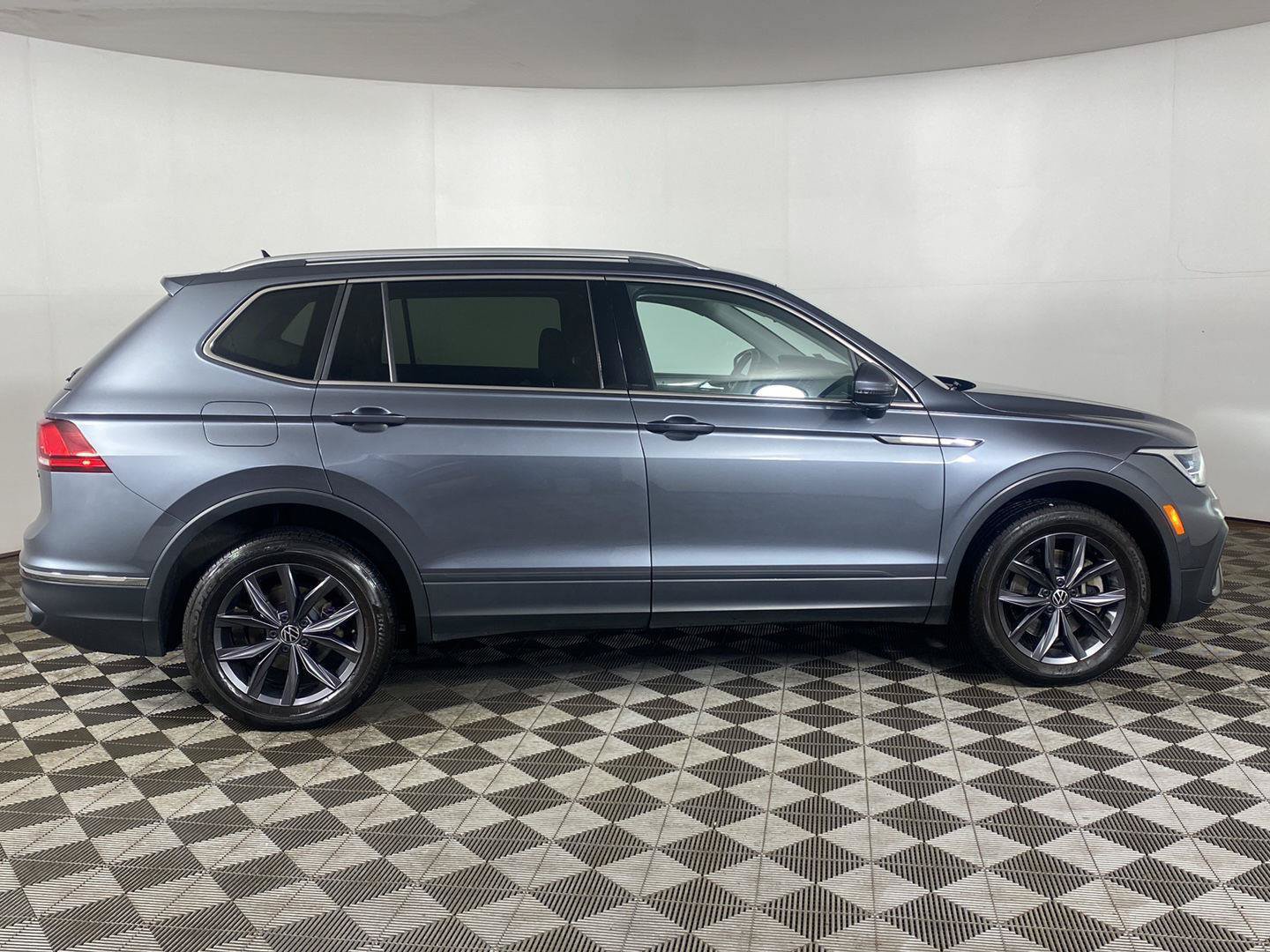 Used 2023 Volkswagen Tiguan SE AWD/4WD image 24
