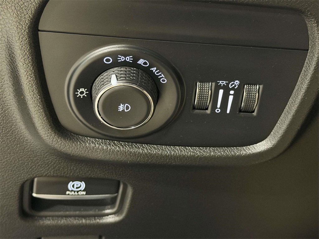 Certified 2022 Jeep Grand Cherokee Summit w/ Luxury Tech Group V image 21