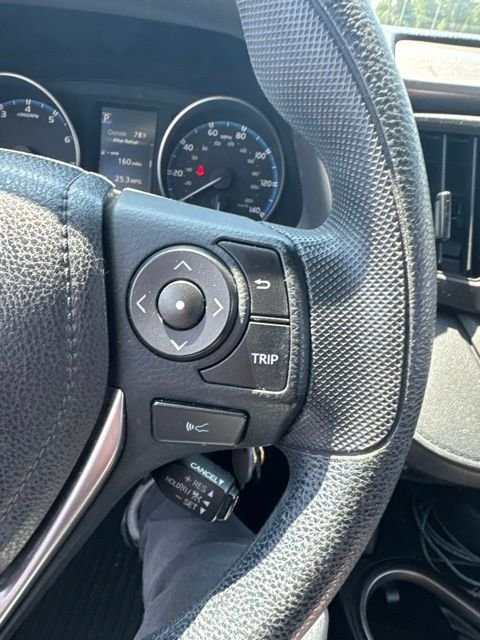 Used 2018 Toyota RAV4 LE AWD/4WD image 8