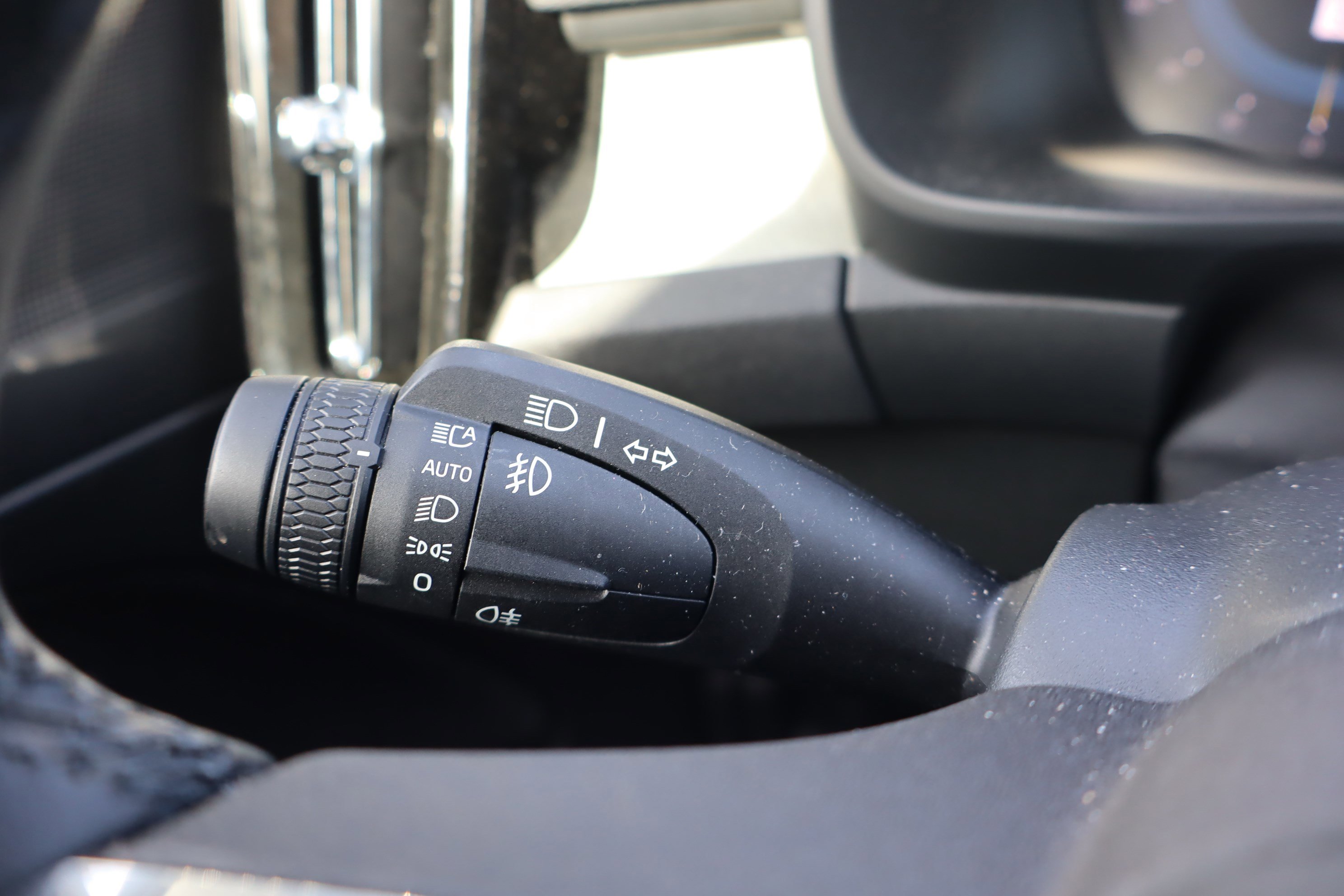 Used 2025 Volvo XC40 B5 Core image 22