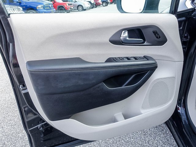 Used 2023 Chrysler Pacifica Touring-L image 18