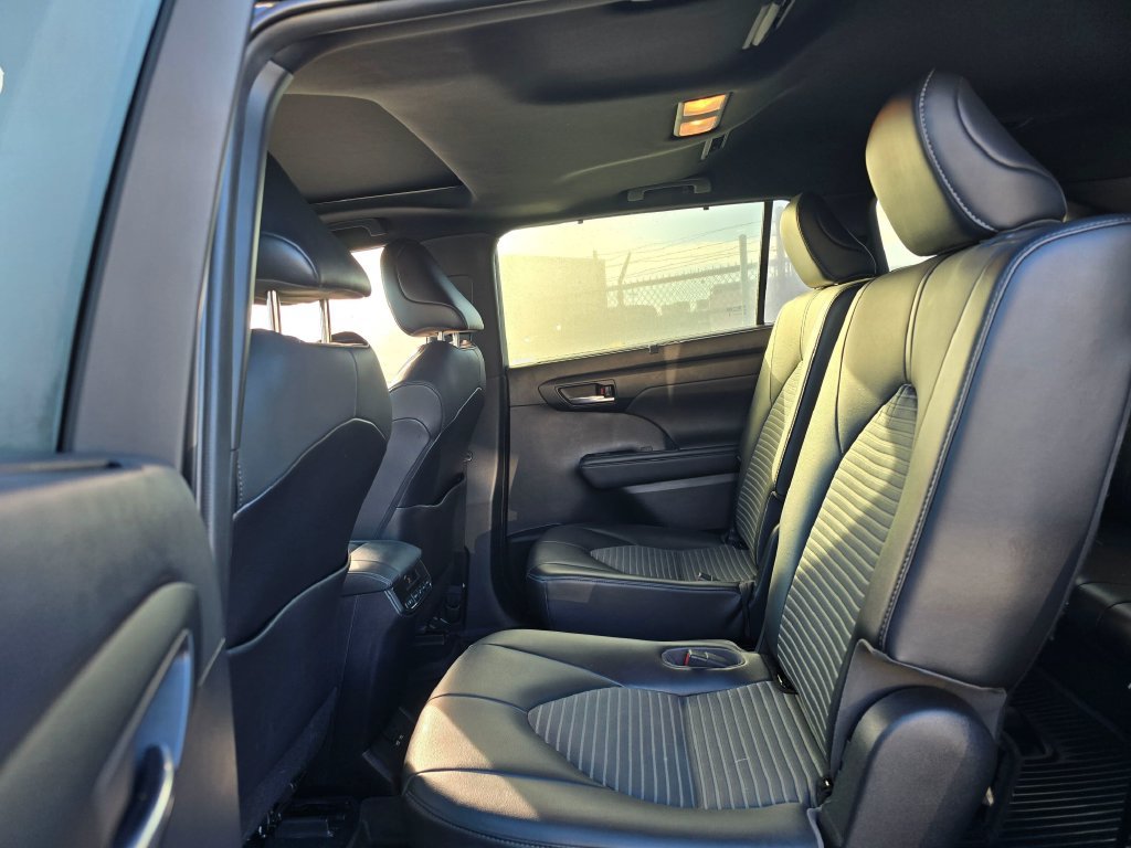 Used 2021 Toyota Highlander XSE FWD image 17