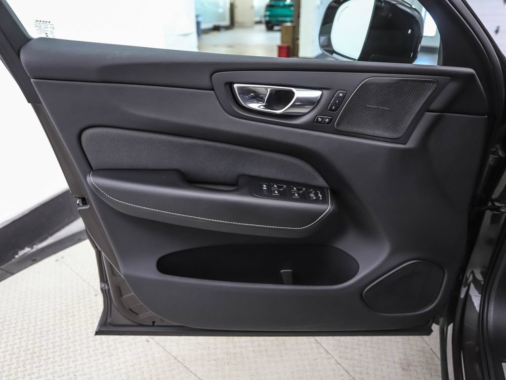 Used 2022 Volvo XC60 B6 R-Design w/ Protection Package Premier AWD/4WD image 9