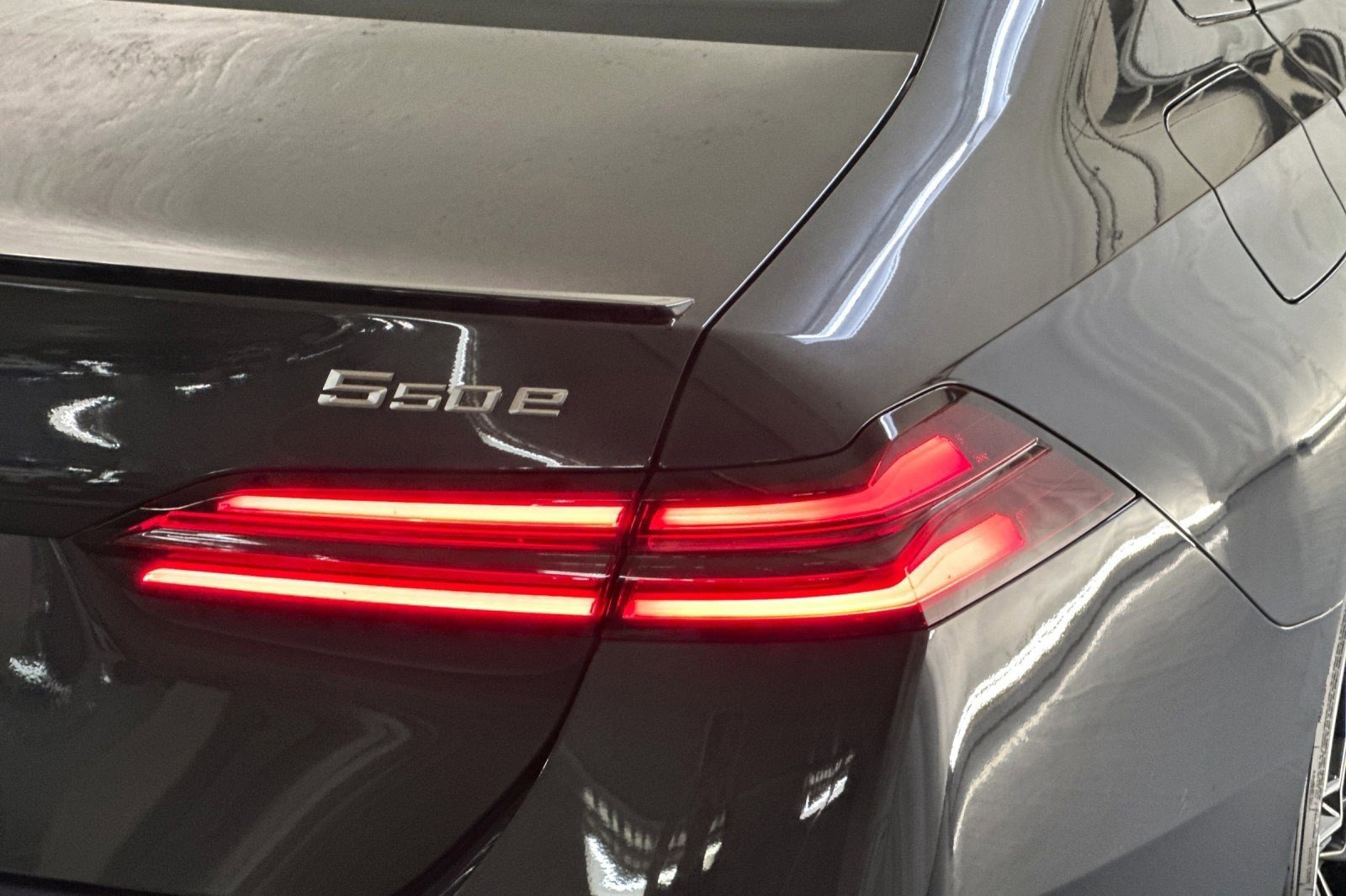 New 2026 BMW 550e xDrive w/ Premium Package image 12