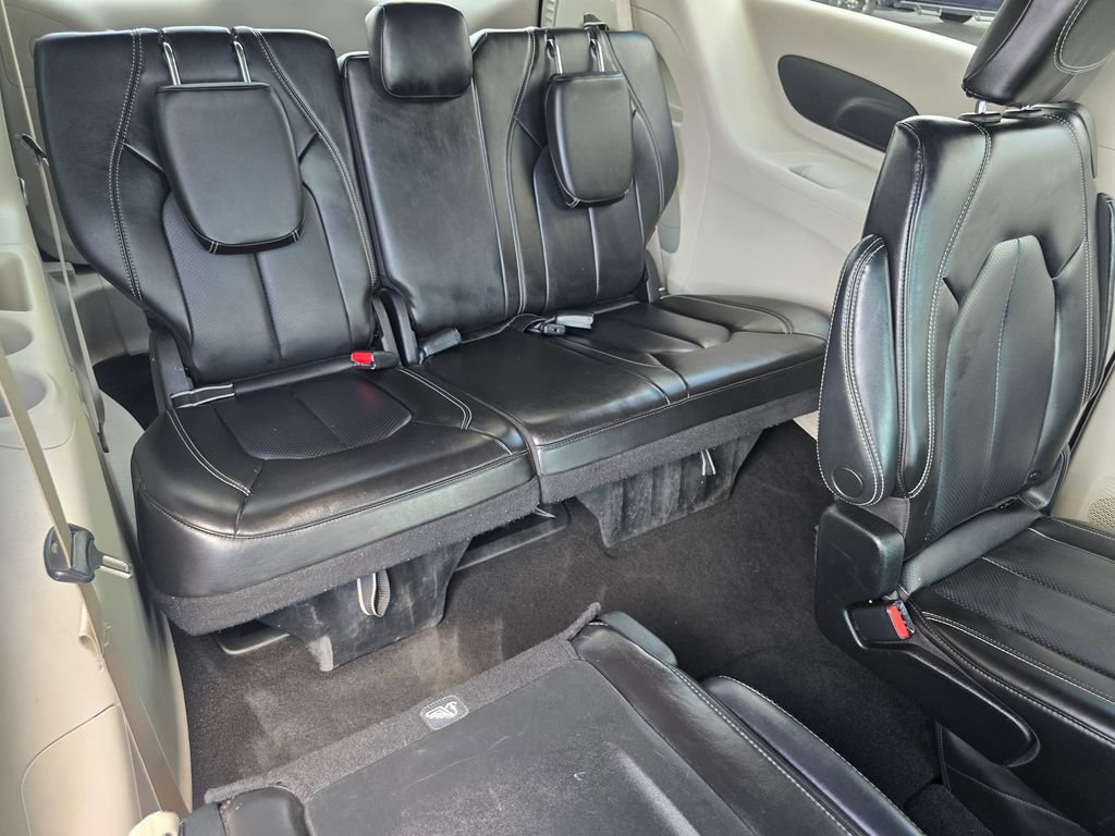 Used 2023 Chrysler Pacifica Touring-L FWD image 14