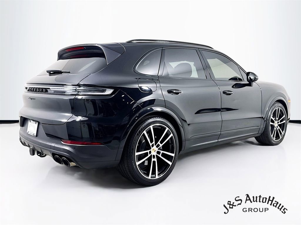 Used 2024 Porsche Cayenne w/ Premium Package image 7