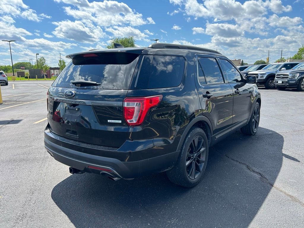 Used 2017 Ford Explorer XLT w/ Equipment Group 202A FWD image 9