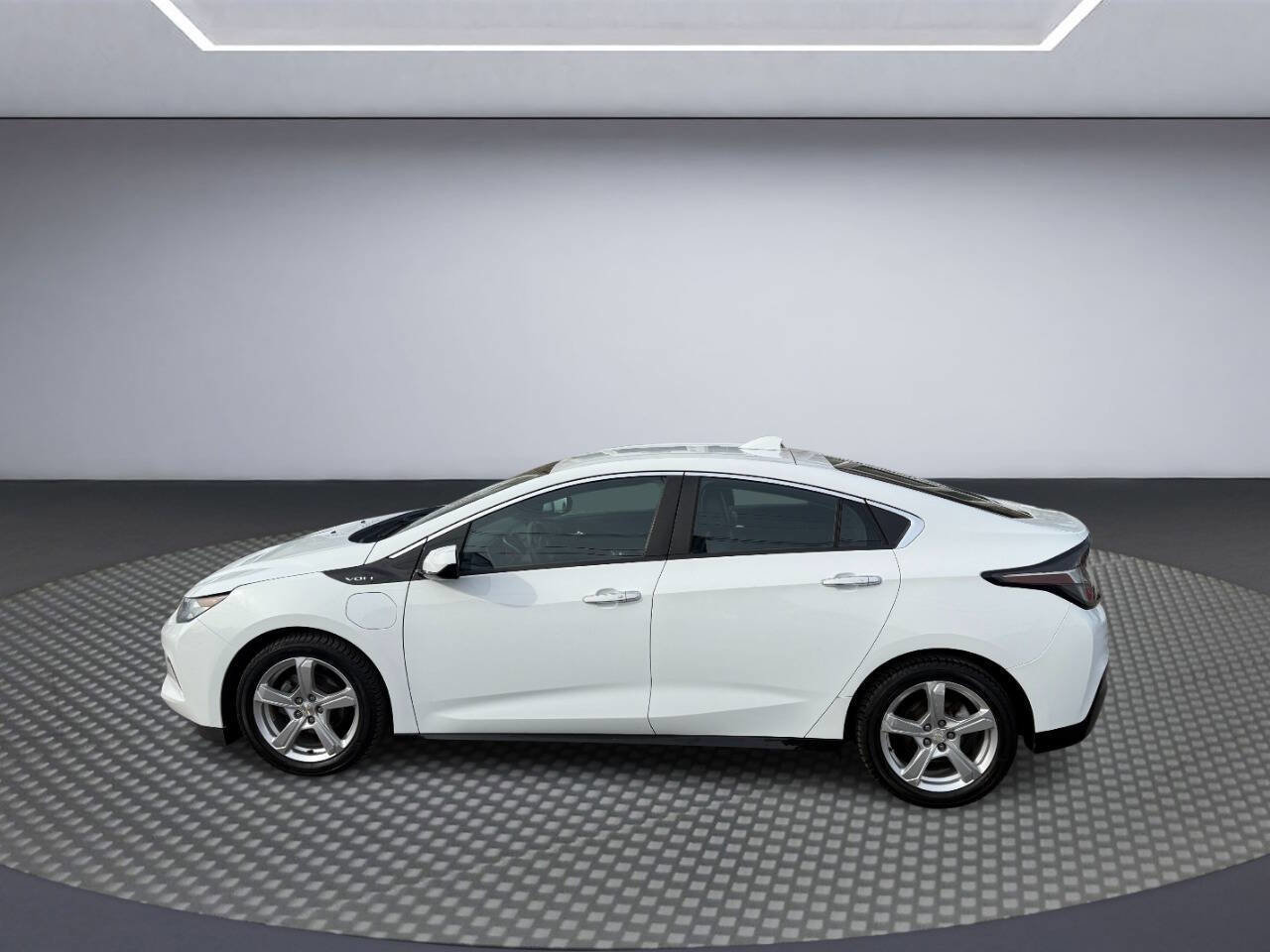 Used 2017 Chevrolet Volt LT w/ Comfort Package FWD image 4