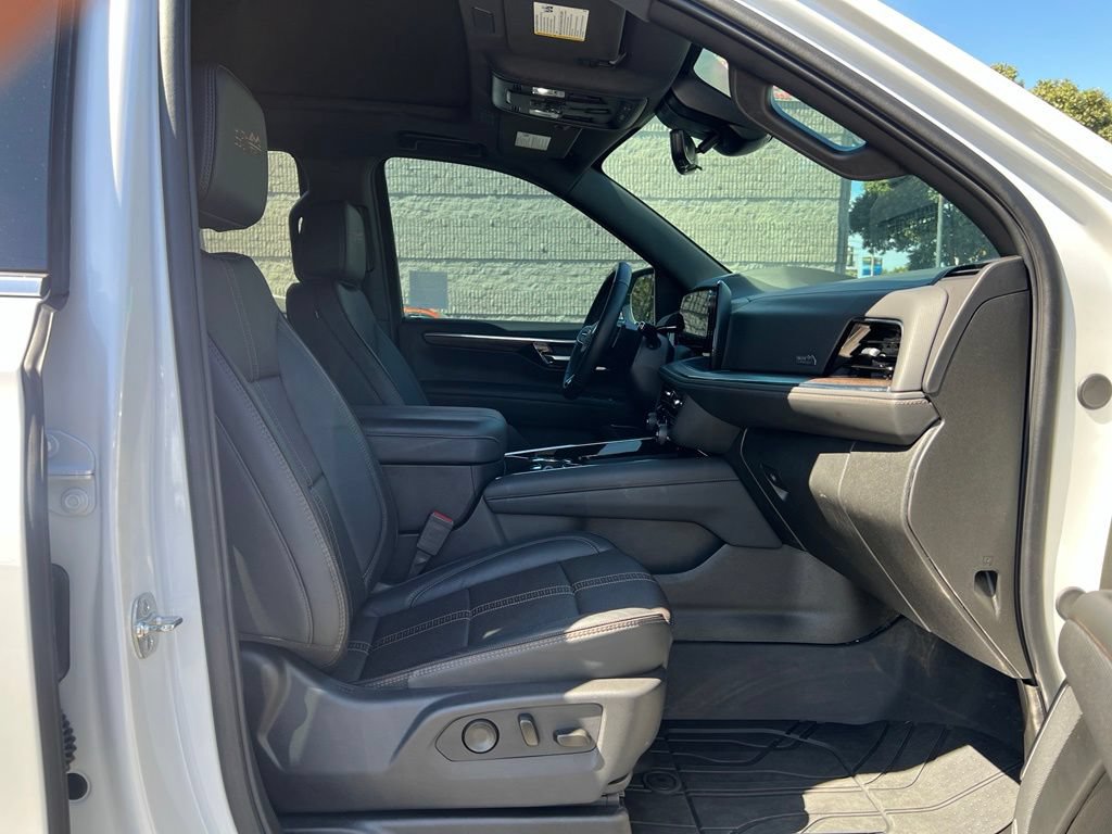 Used 2025 Chevrolet Tahoe High Country AWD/4WD image 23