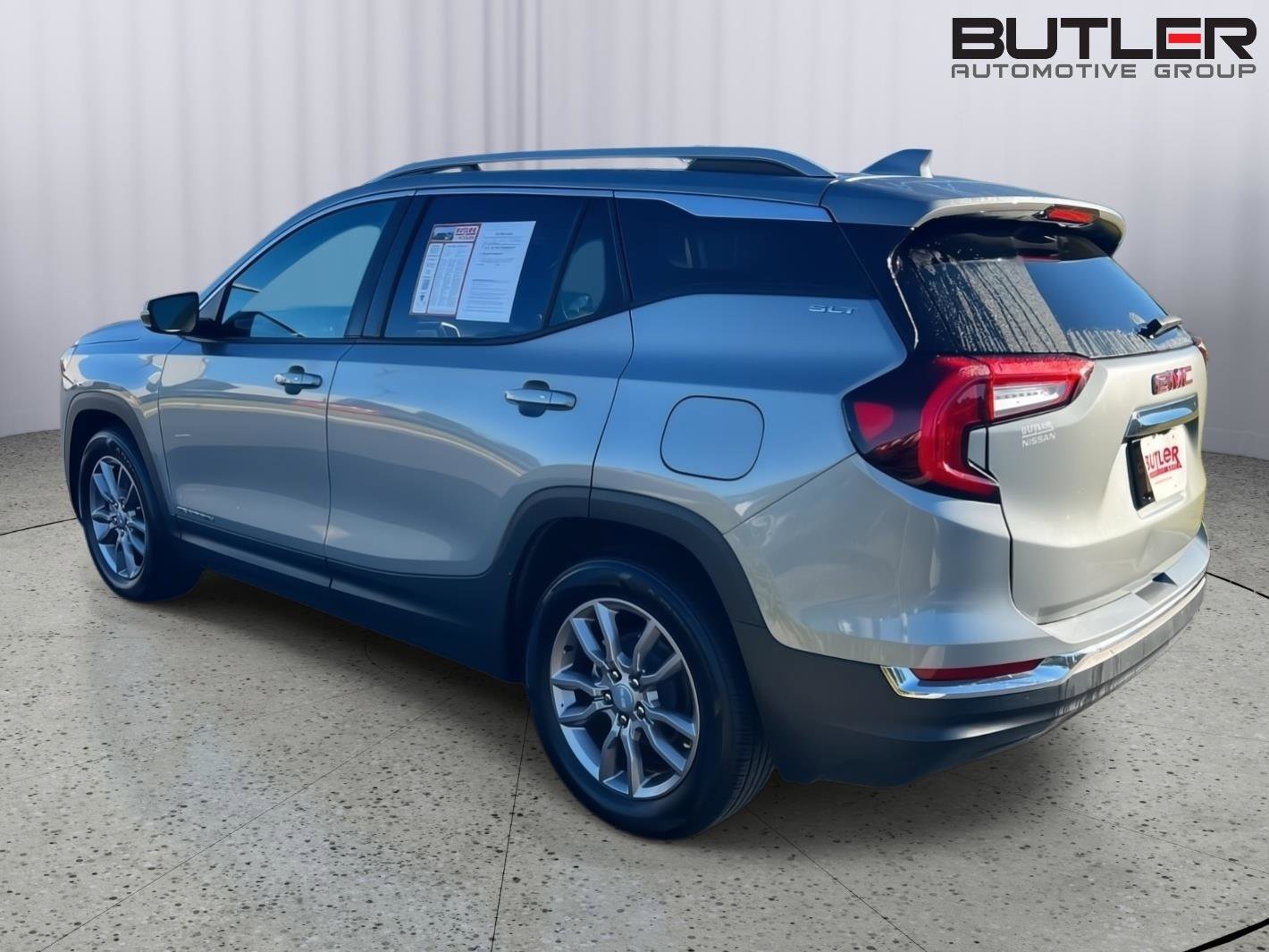 Used 2023 GMC Terrain SLT image 3