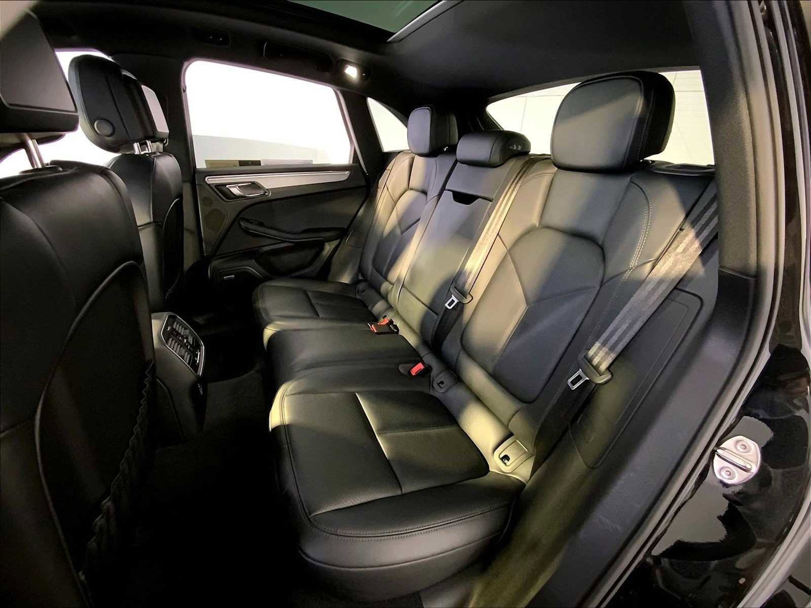 Certified 2025 Porsche Macan image 24