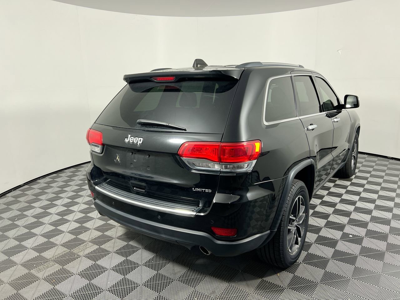 Used 2017 Jeep Grand Cherokee Limited image 3