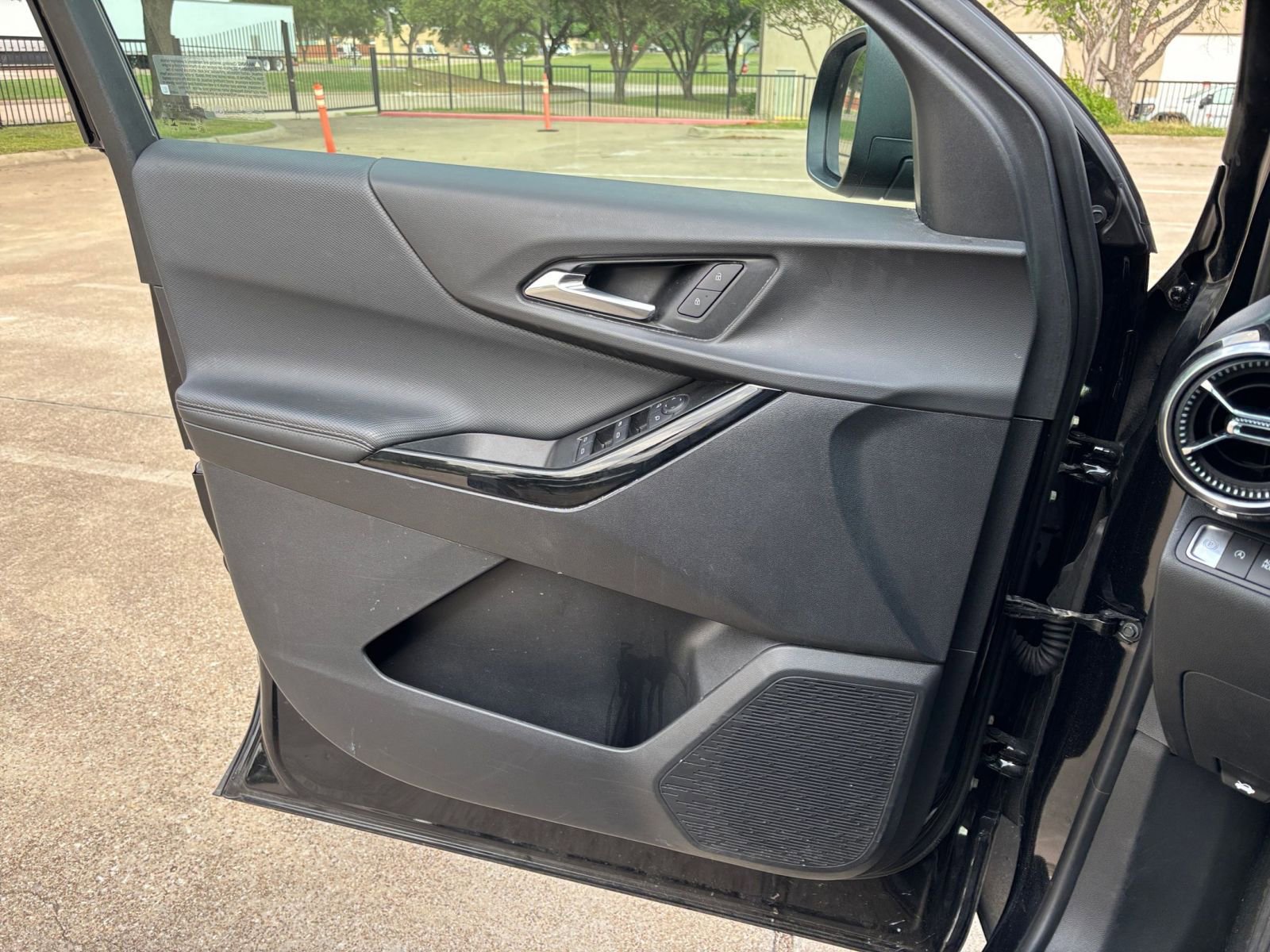 Used 2025 Chevrolet Equinox LT FWD image 18