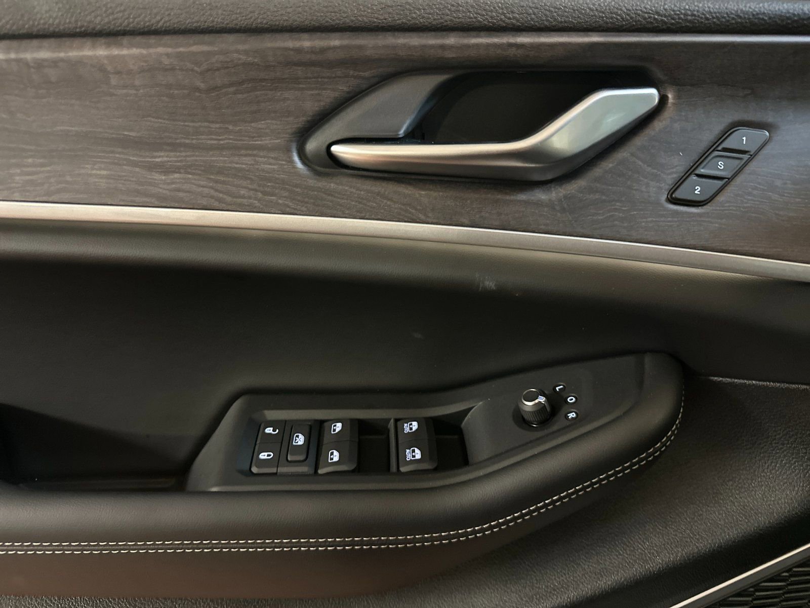 New 2025 Jeep Grand Cherokee Limited w/ Black Appearance Package image 10