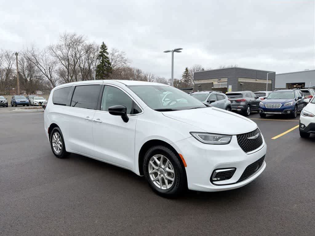 Used 2024 Chrysler Pacifica Touring-L FWD image 15