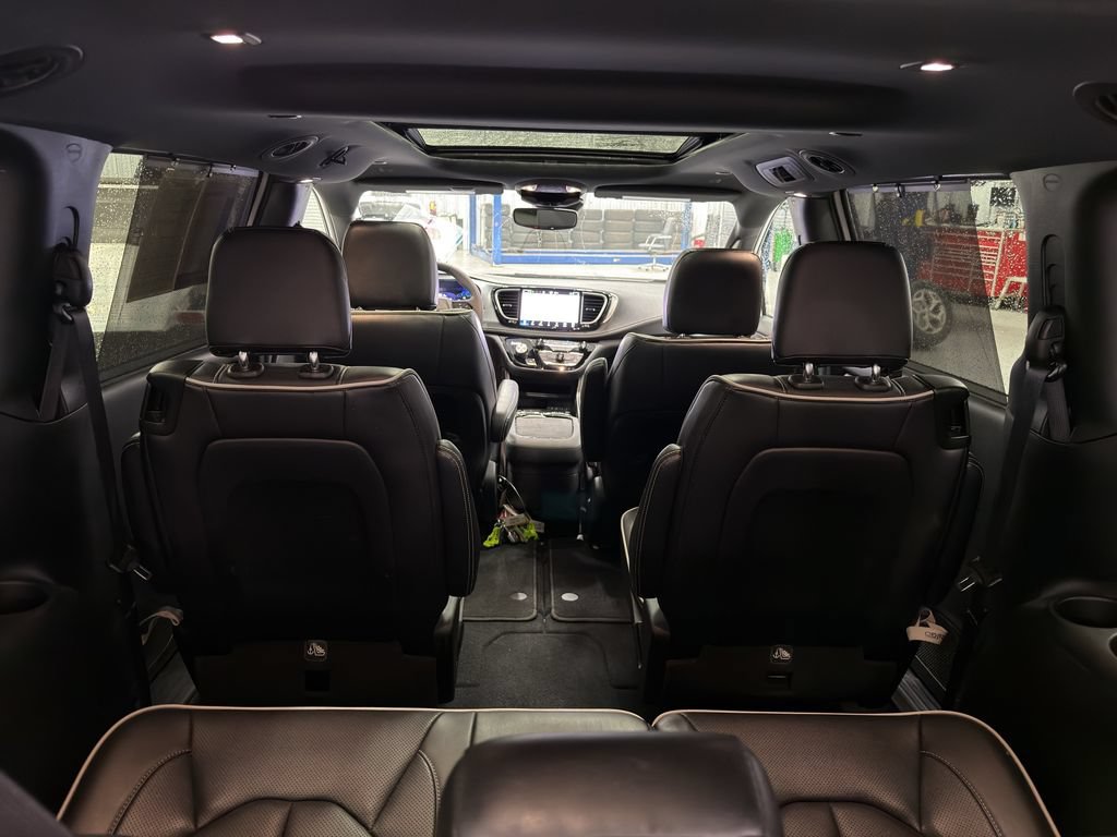 Used 2025 Chrysler Pacifica Limited FWD image 9