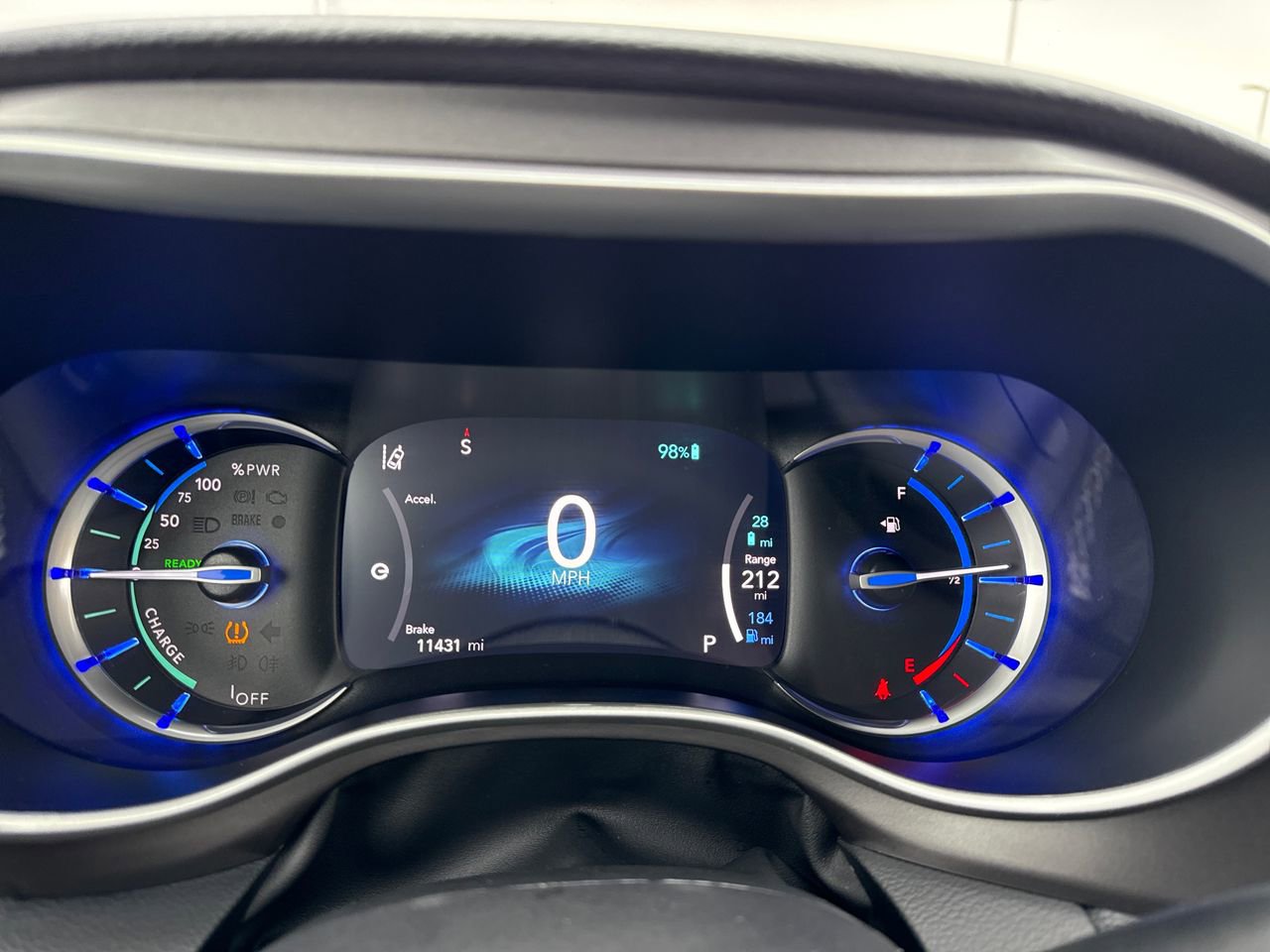 Used 2025 Chrysler Pacifica Select w/ Uconnect Theater Family Group image 21