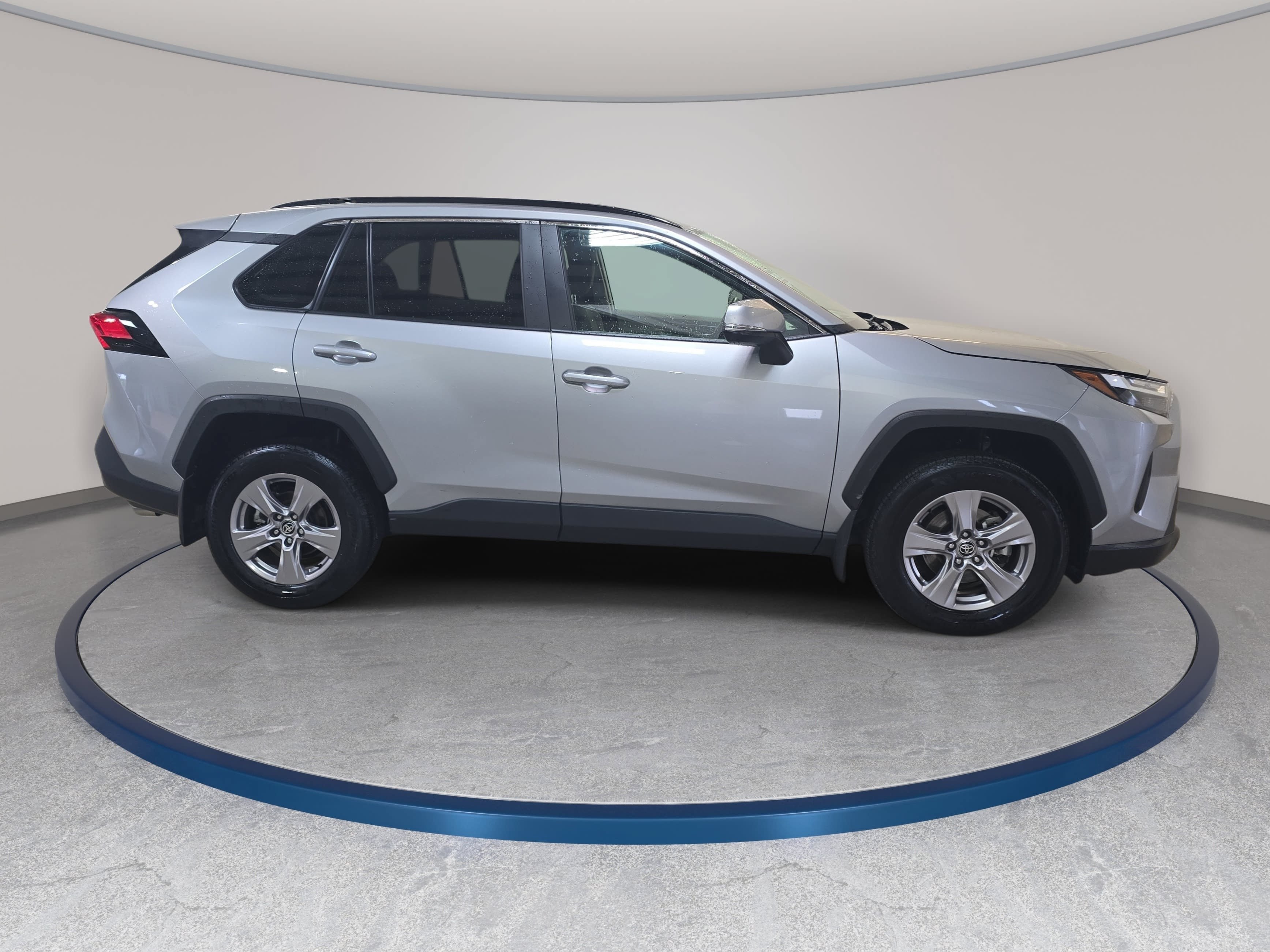 Used 2024 Toyota RAV4 XLE w/ Convenience Package FWD image 5