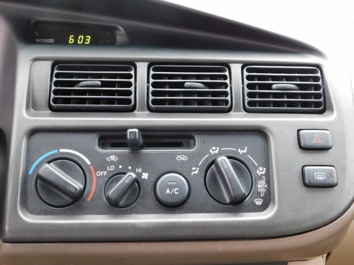 Used 2000 Toyota Sienna LE w/ LE Extra Value Pkg FWD image 12