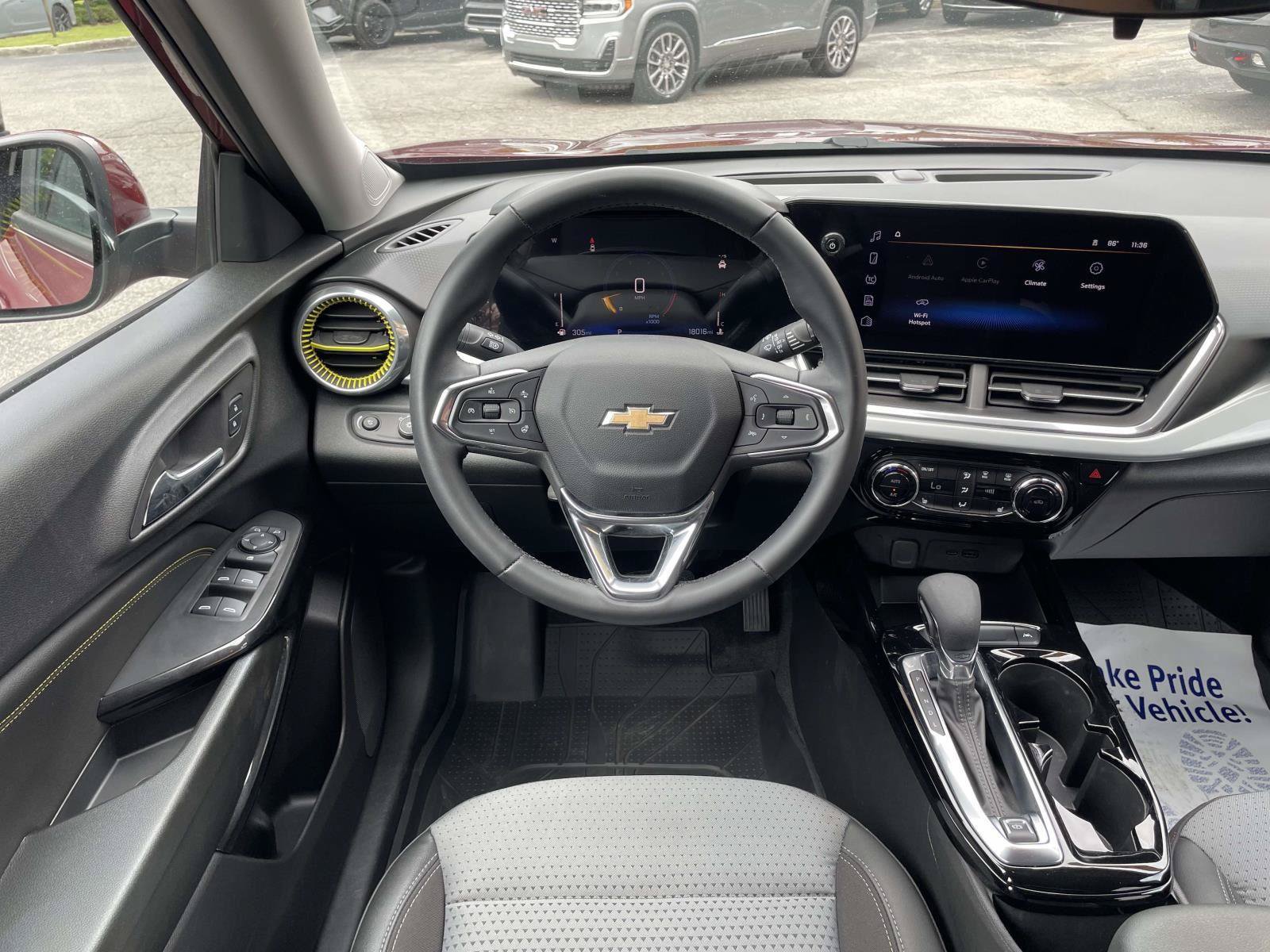 Used 2024 Chevrolet Trax LT w/ Driver Confidence Package FWD image 2