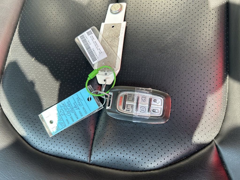 Used 2023 Chrysler Pacifica Touring-L image 26