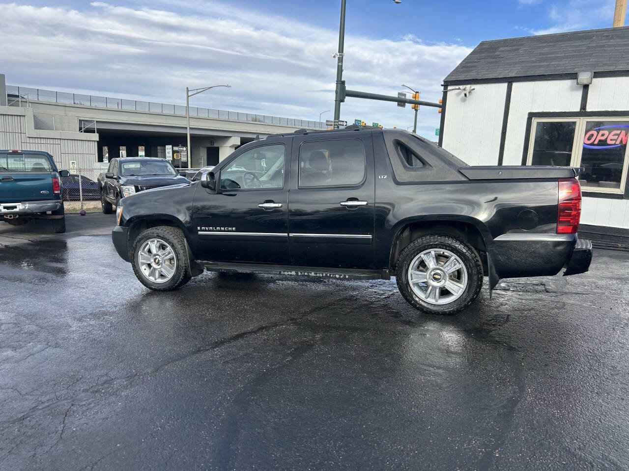 Used 2009 Chevrolet Avalanche LTZ image 5
