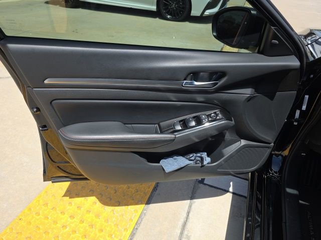 Used 2024 Nissan Altima 2.5 SR w/ SR Premium Package FWD image 11