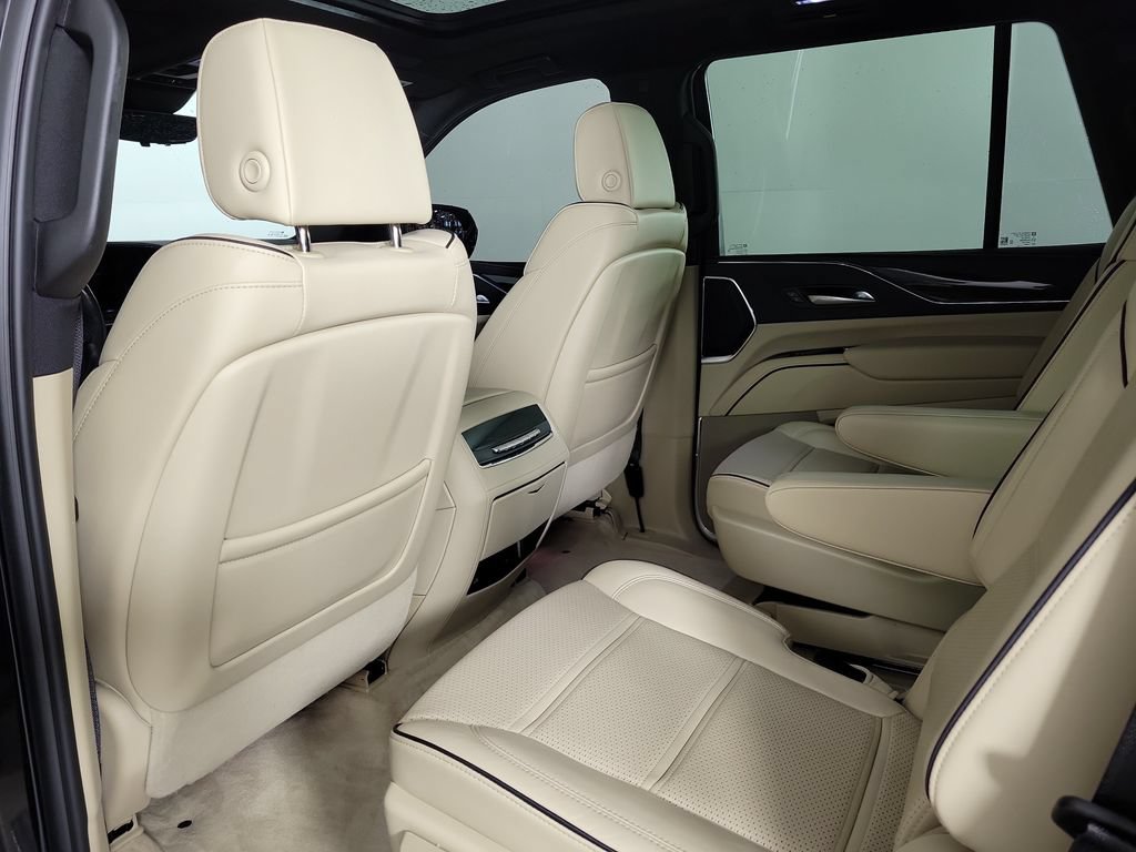 Used 2024 Cadillac Escalade Premium Luxury AWD/4WD image 13