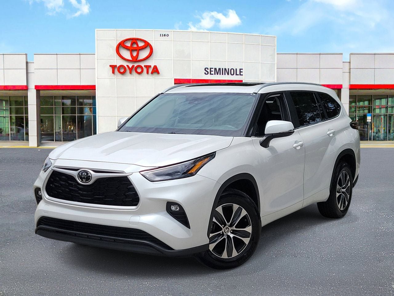 Used 2025 Toyota Highlander XLE FWD image 1