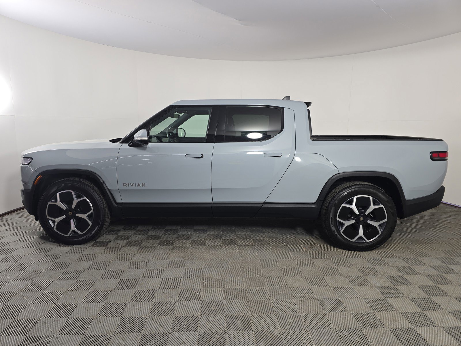 Used 2024 Rivian R1T Adventure AWD/4WD image 2