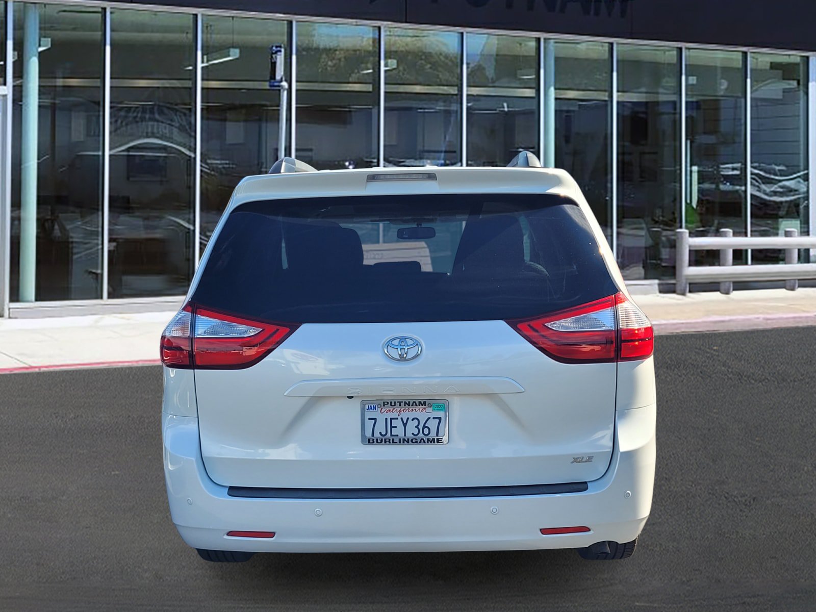 Used 2015 Toyota Sienna XLE w/ XLE Navigation Package FWD image 5