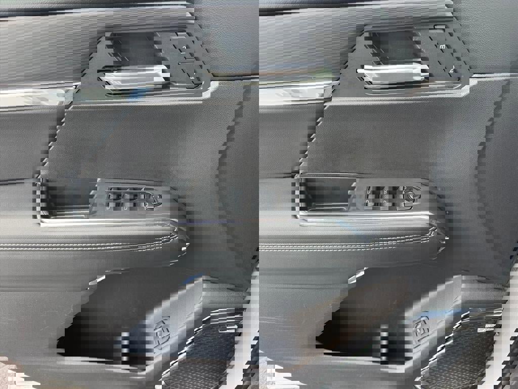 Used 2025 GMC Acadia Elevation image 12