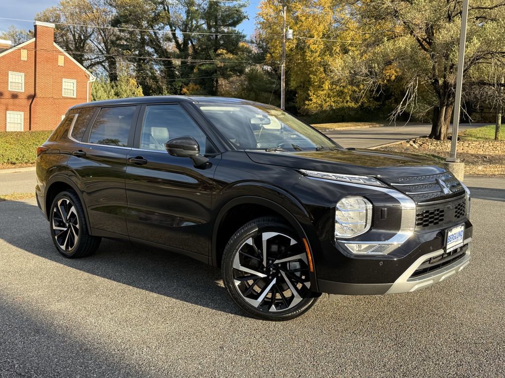 Used 2024 Mitsubishi Outlander SE image 2