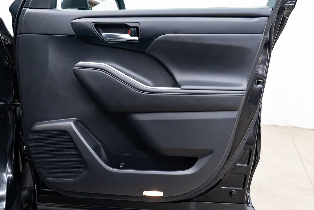 Used 2021 Toyota Highlander XLE image 25