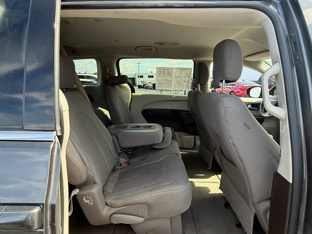 Used 2017 Chrysler Pacifica Touring w/ Tire & Wheel Group FWD image 15