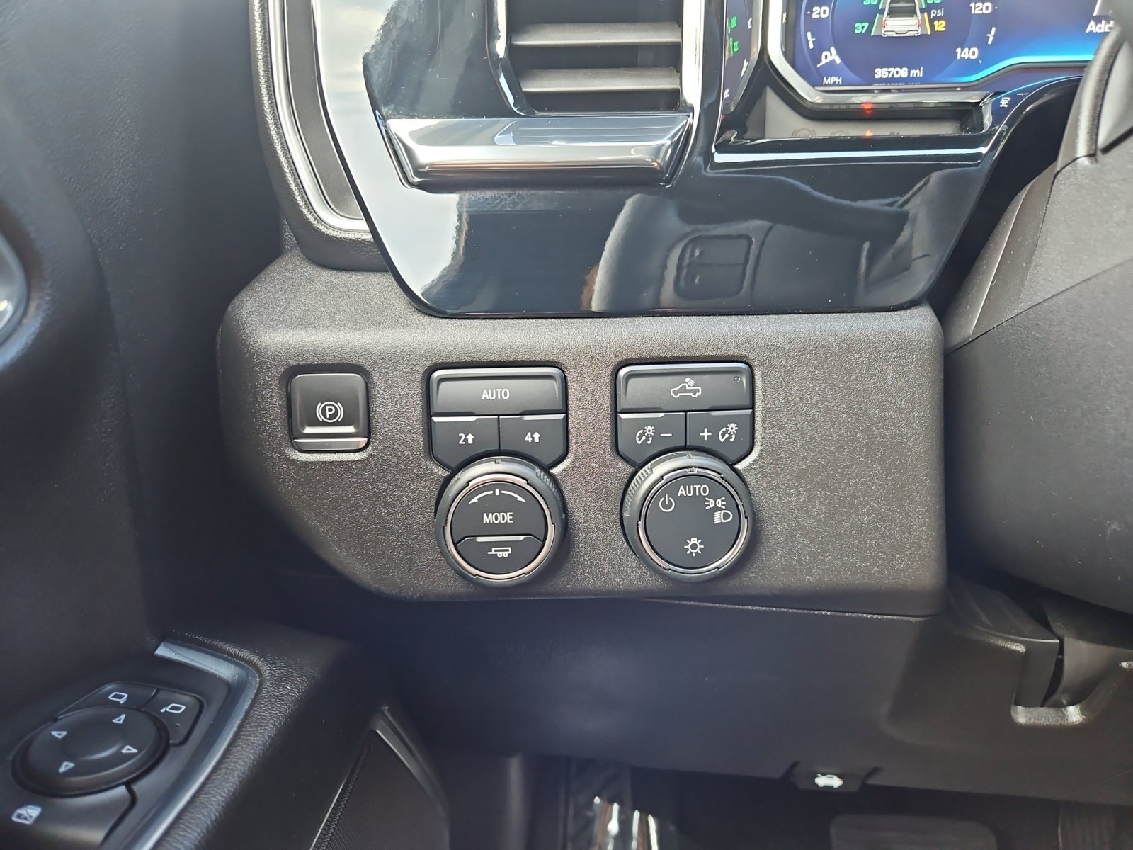 Used 2024 Chevrolet Silverado 1500 LT AWD/4WD image 14
