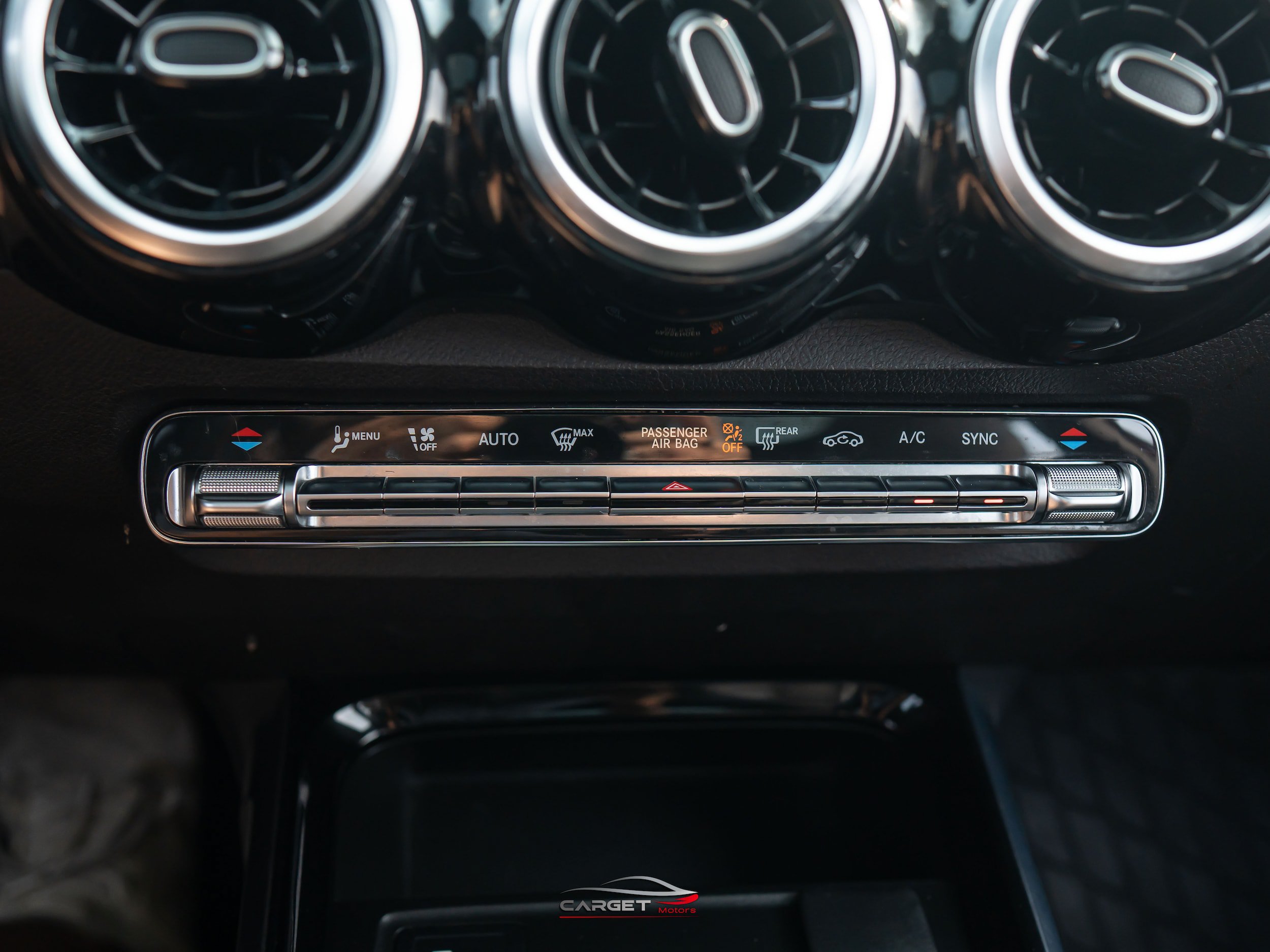 Used 2020 Mercedes-Benz GLB 250 4MATIC w/ Premium Package image 29