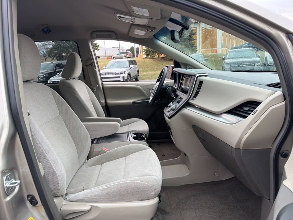 Used 2015 Toyota Sienna LE image 26