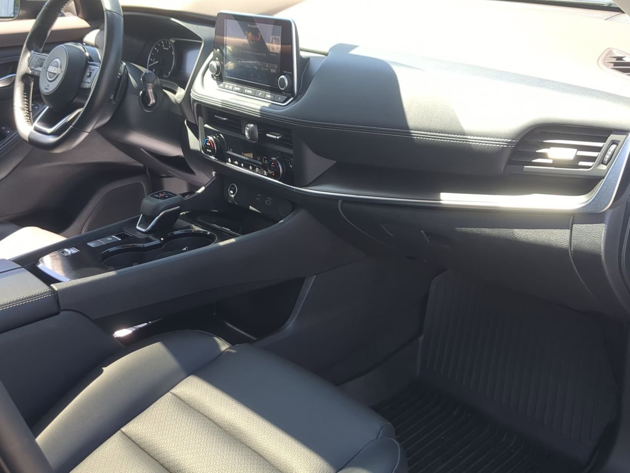 Used 2023 Nissan Rogue SV w/ SV Premium B Package image 28