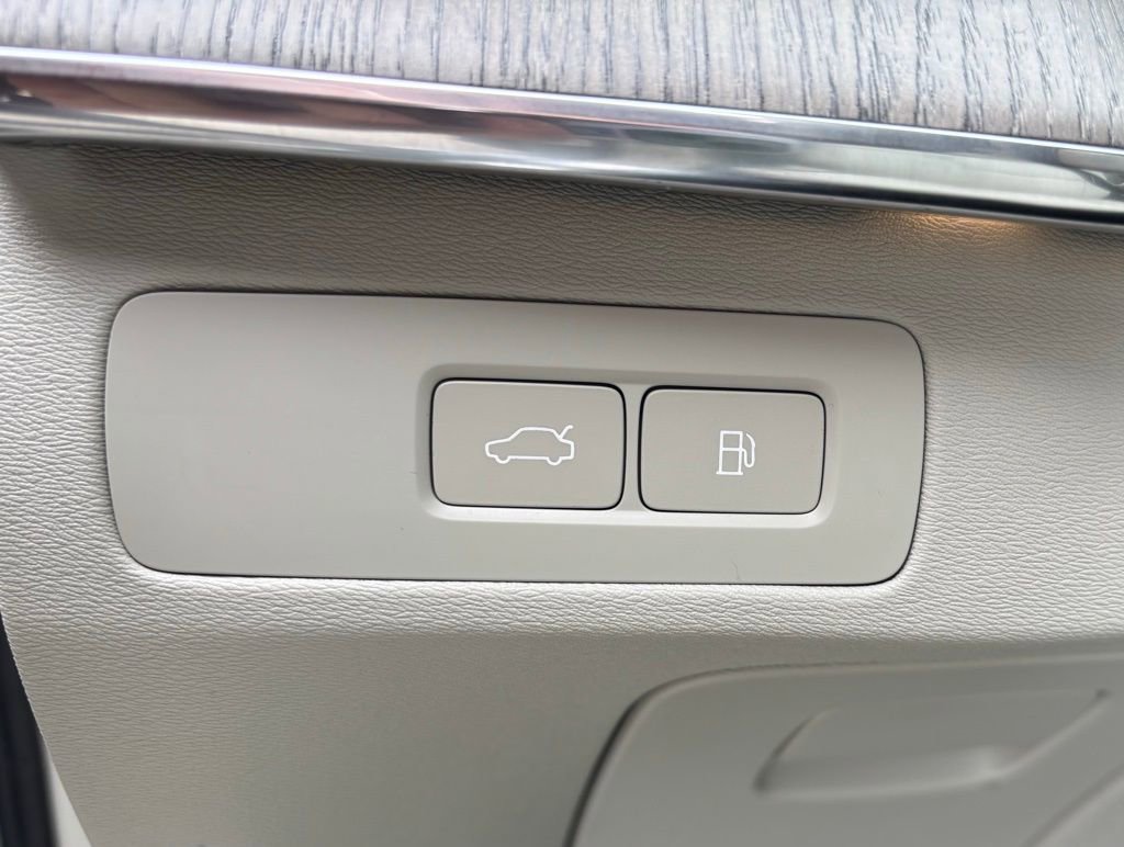 Used 2025 Volvo XC90 T8 Plus w/ Protection Package Premier image 12
