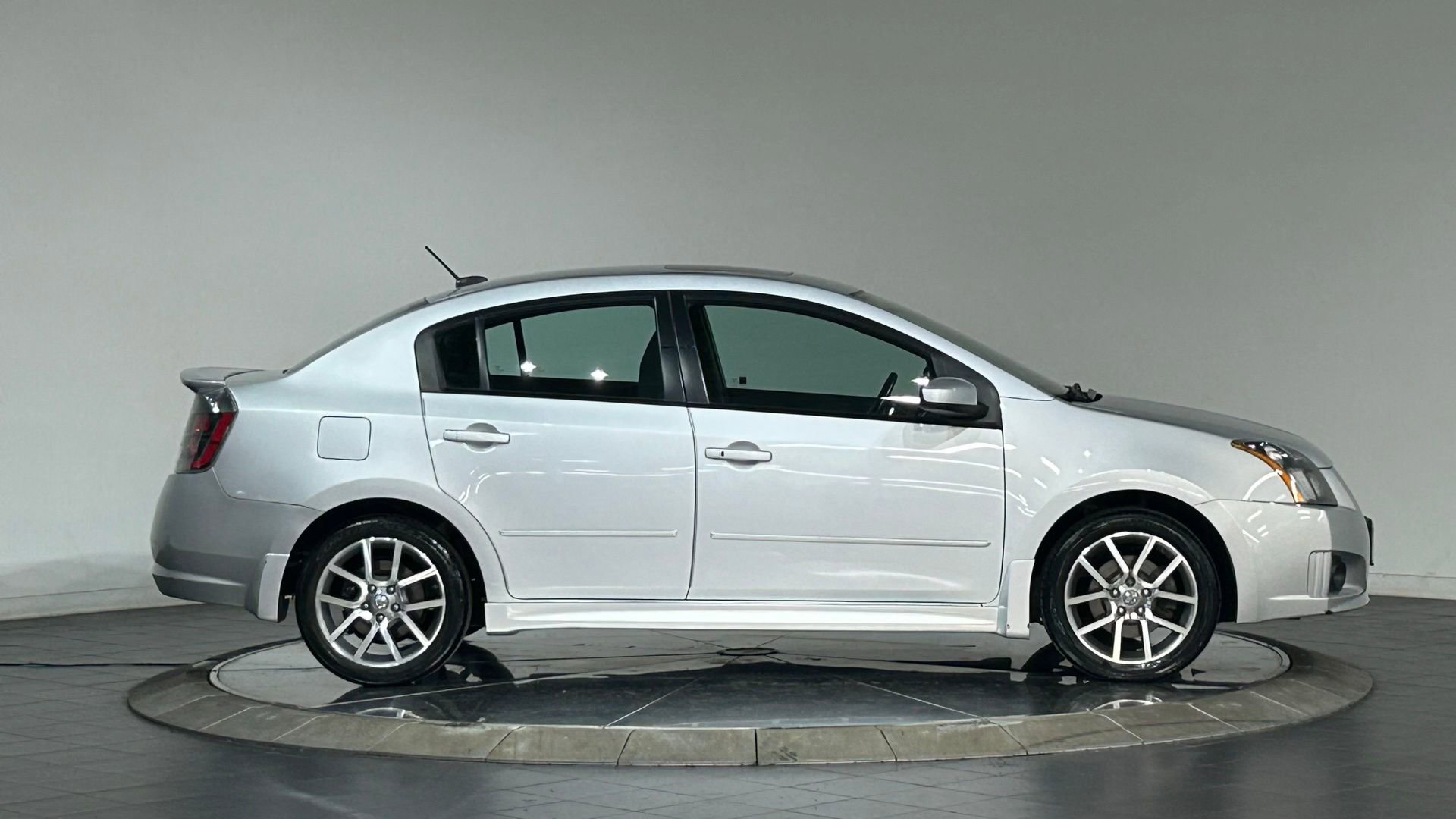 Used 2008 Nissan Sentra SE-R w/ Sunroof Pkg FWD image 11