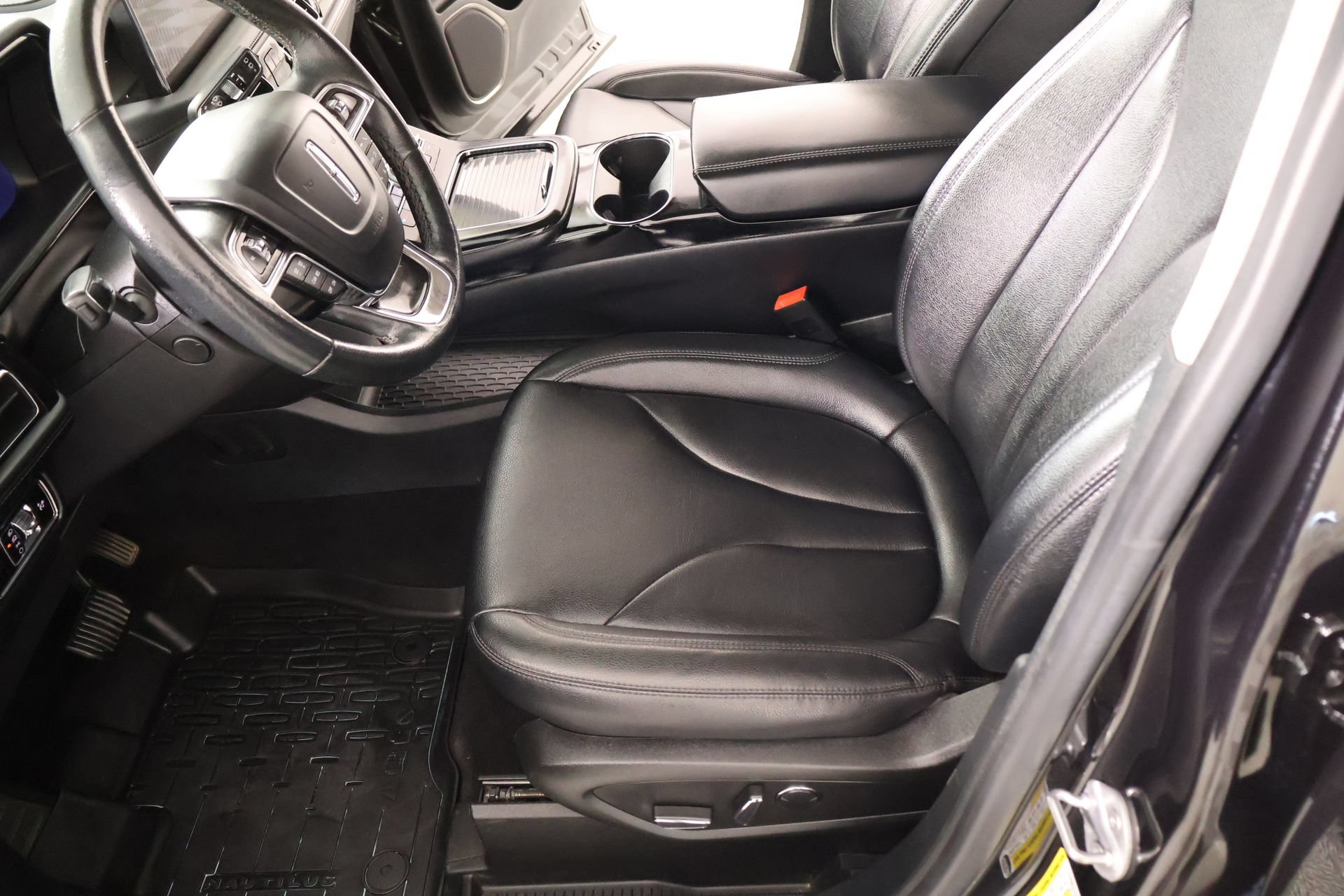 Used 2023 Lincoln Nautilus AWD w/ Premium Package image 11