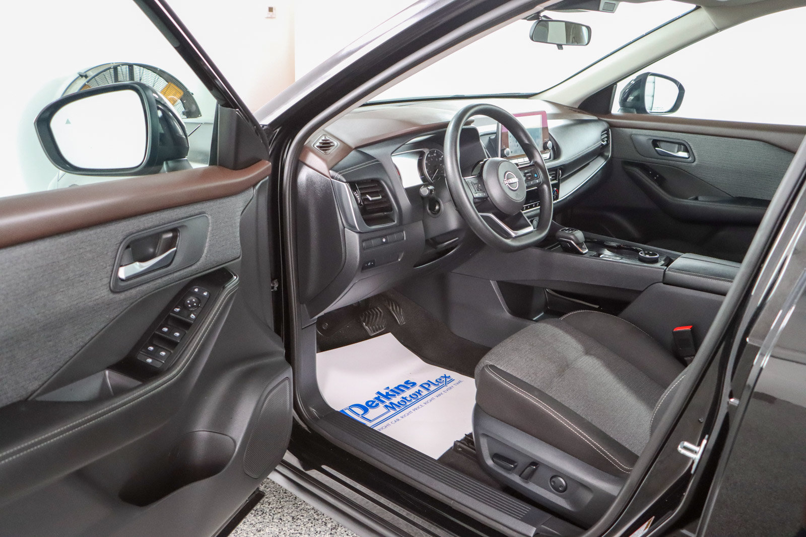 Used 2022 Nissan Rogue SV AWD/4WD image 3