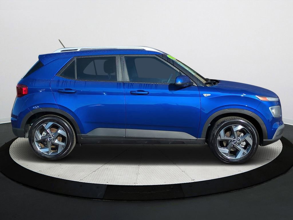 Certified 2025 Hyundai Venue SEL image 3