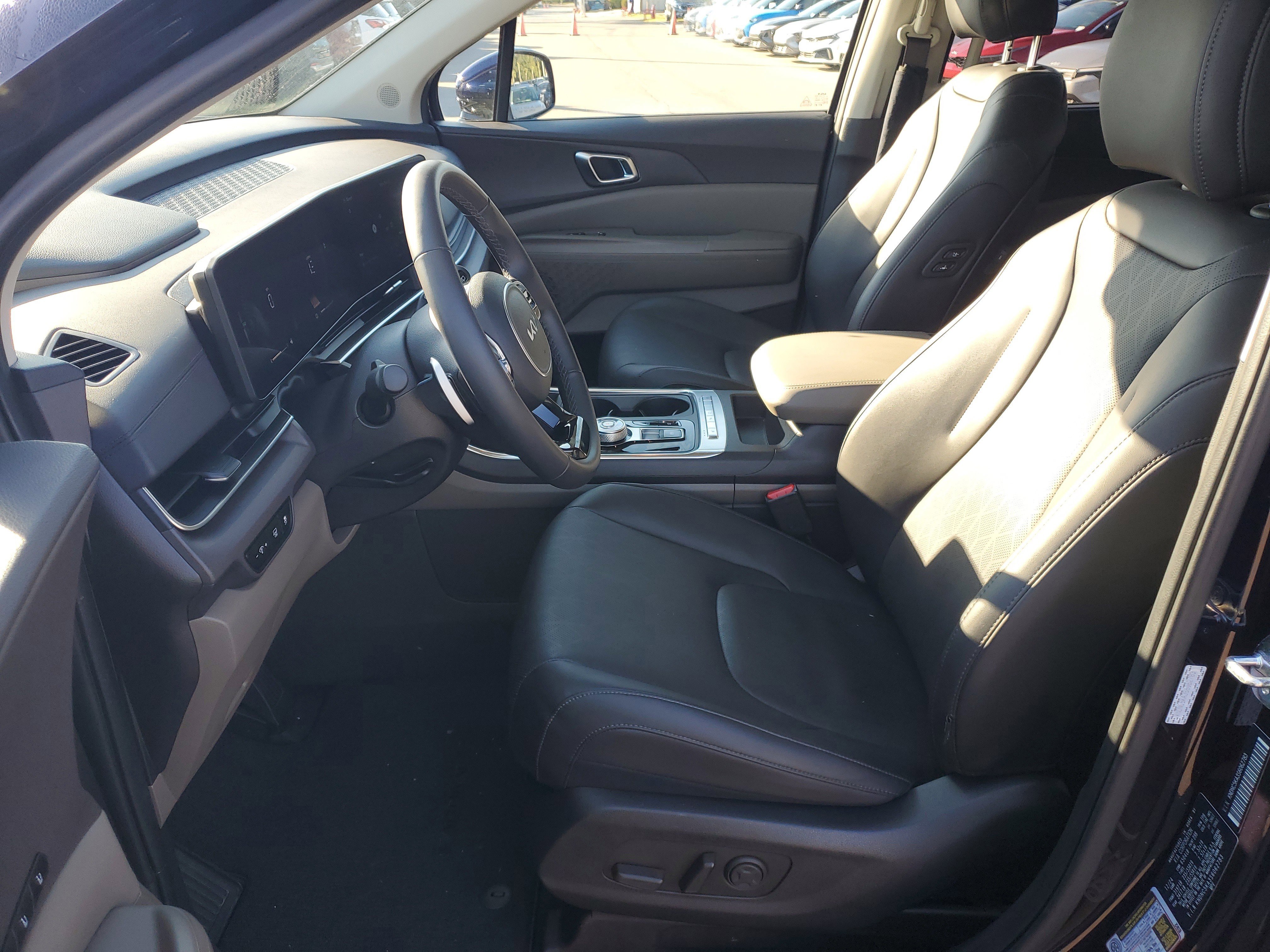 Certified 2025 Kia Carnival EX image 22