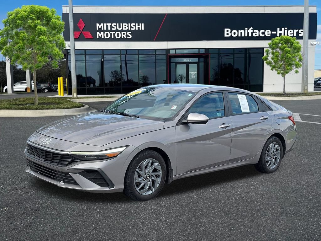 Used 2024 Hyundai Elantra SEL FWD image 2