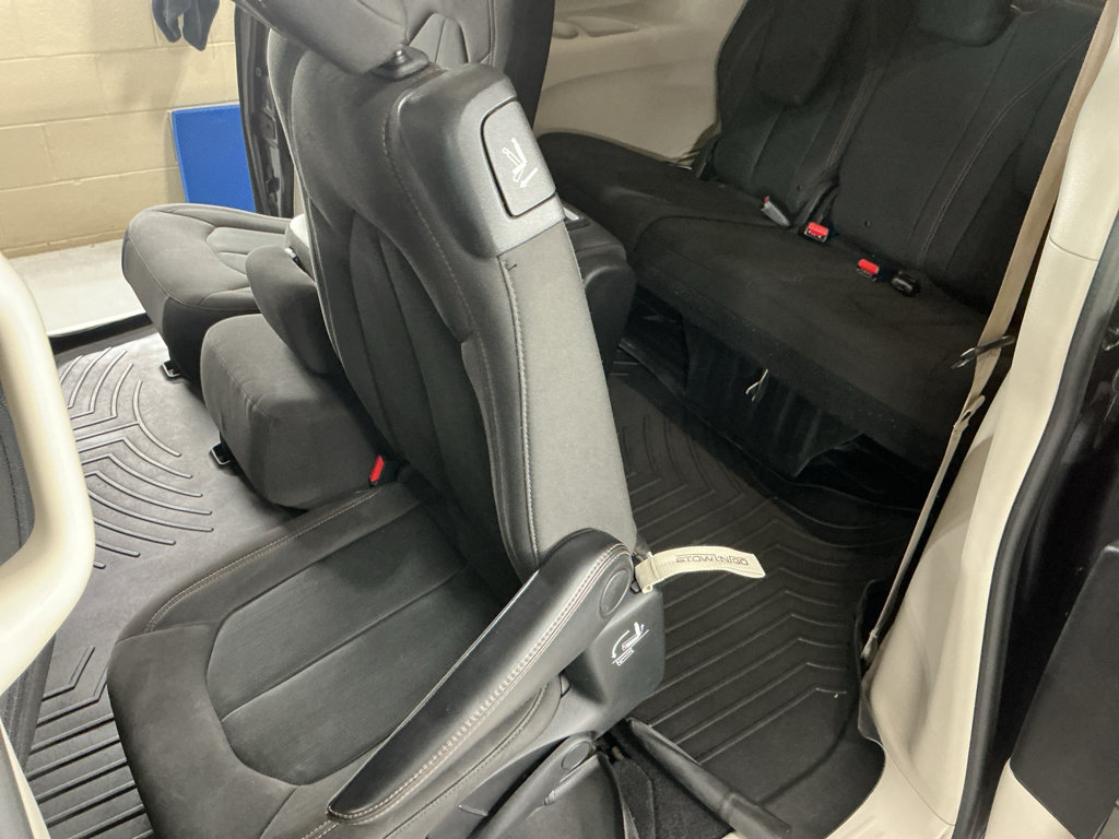 Used 2019 Chrysler Pacifica Touring Plus w/ Tire & Wheel Group FWD image 7