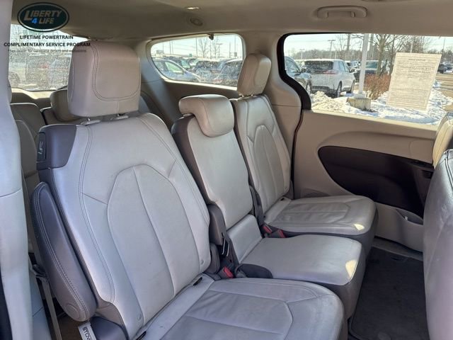 Used 2017 Chrysler Pacifica Touring-L image 8