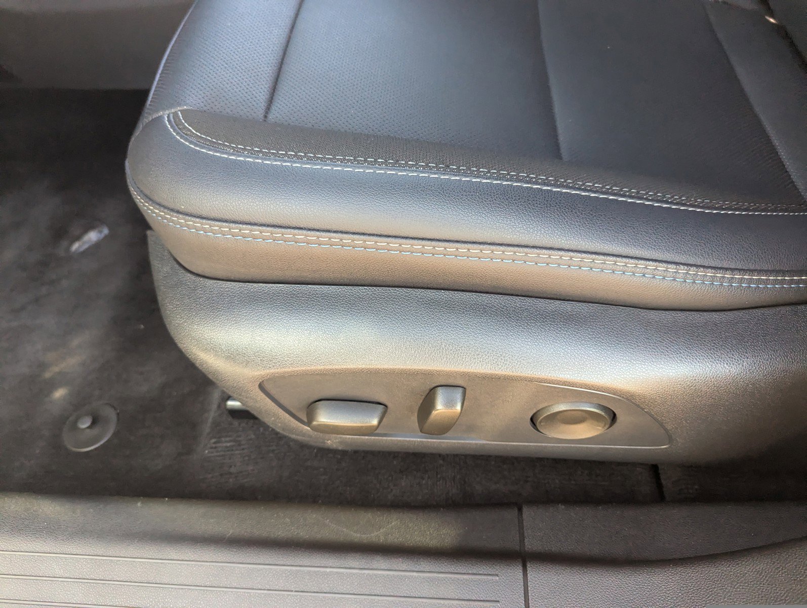 Used 2025 Chevrolet Equinox EV LT w/ Convenience Package image 28