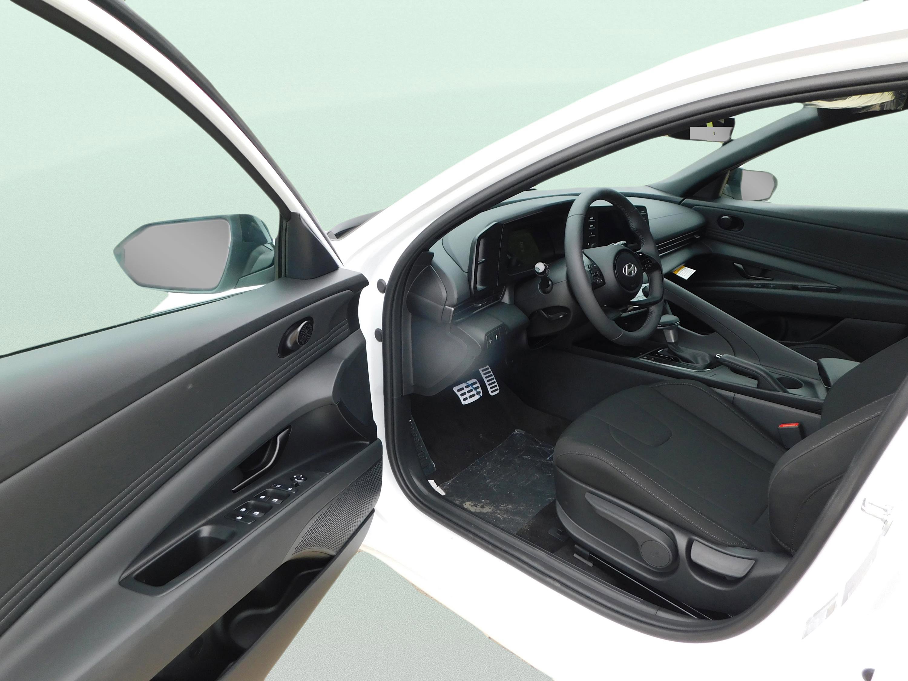 Certified 2025 Hyundai Elantra Sport image 9